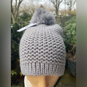 UGG Gray Knit Beanie for Women.
NWT 
MSRP $60
Light Gray